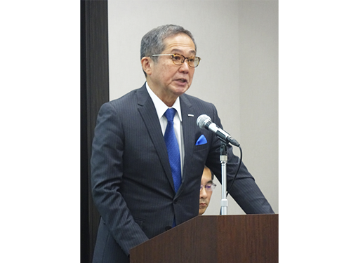 説明会で「５カ年の中期経営計画」を発表する安達保社長